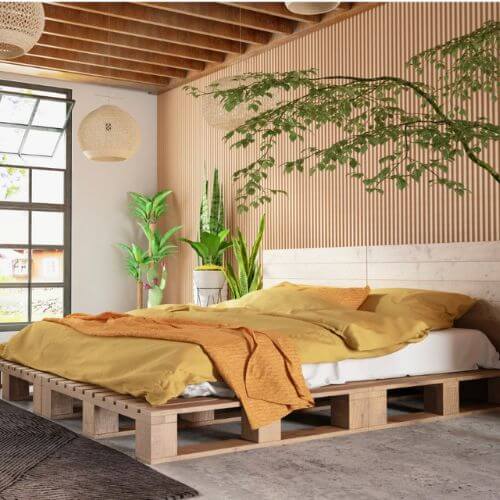 Chambre à coucher avec du bois et des draps jaunes