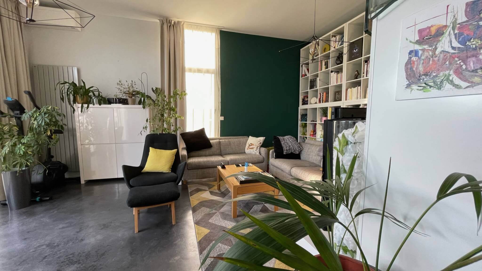 Salon décoration verte vue salle à manger