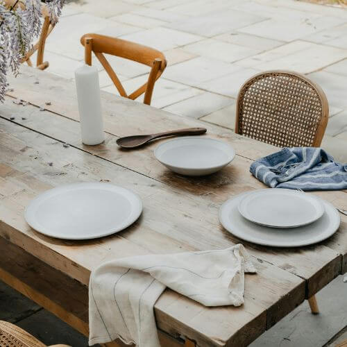 Table en bois avec chaises dépareillées